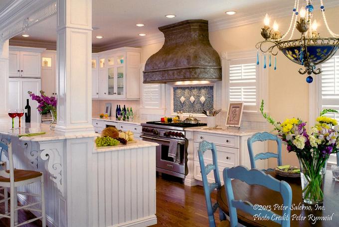 This bright shore kitchen showcases Greenery in the form of actual greenery! (Credit: Peter Salerno Inc., Peter Rymwid)